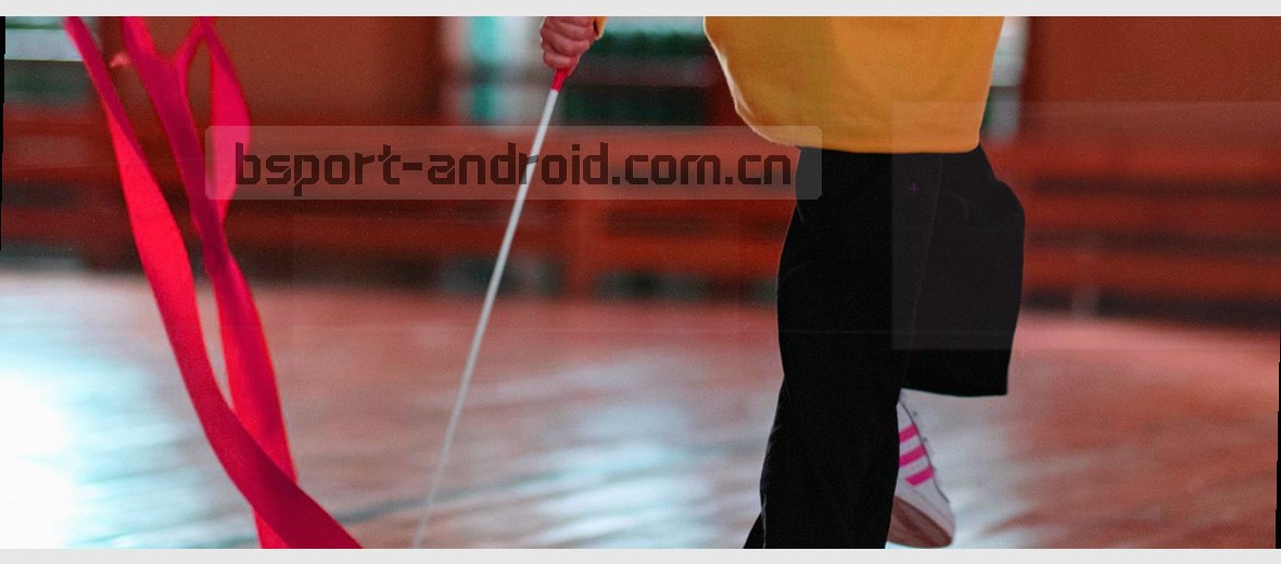 深夜亮着的灯 代码屏幕前 咖啡杯沿的指纹